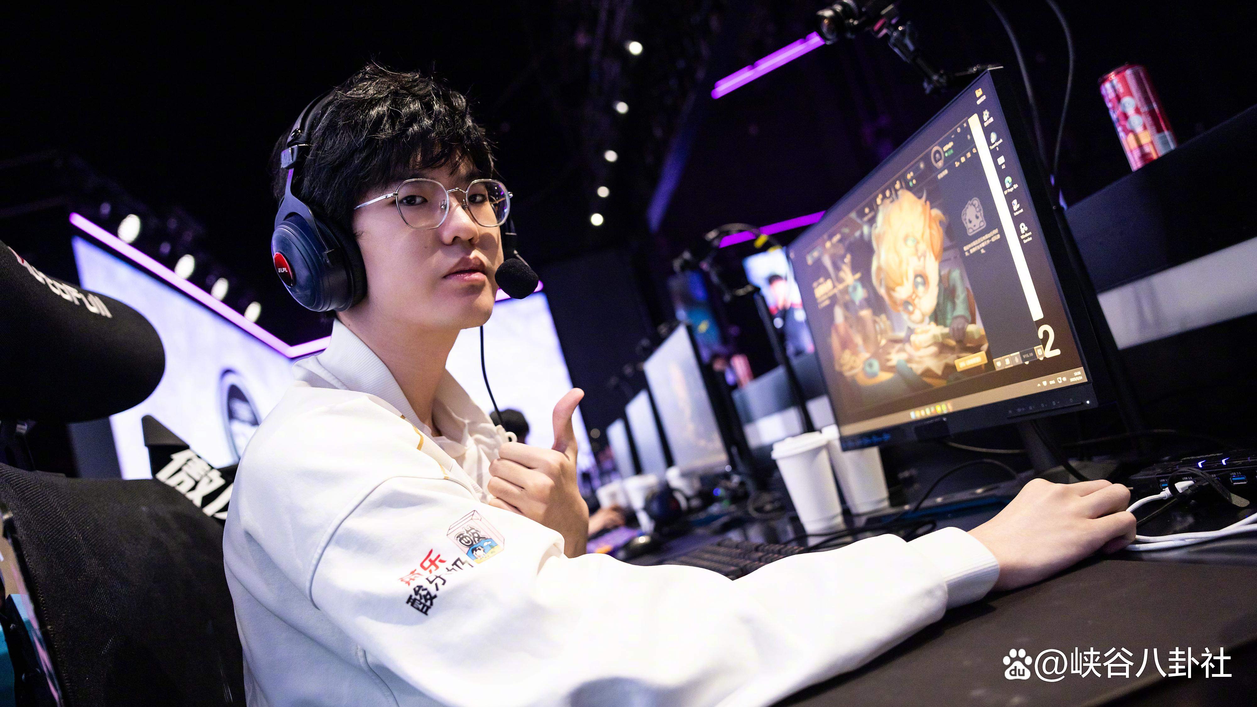 Rookie在巴塞罗那比赛中大比分获胜，险胜引发热议！观众掌声雷动的简单介绍-金年会体育